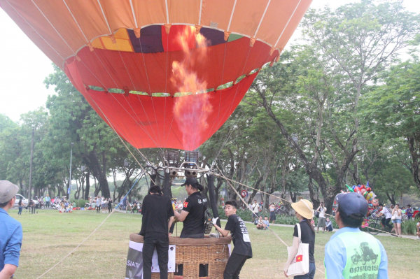 Du khách thích thú trải nghiệm bay khinh khí cầu ở xứ Huế -1