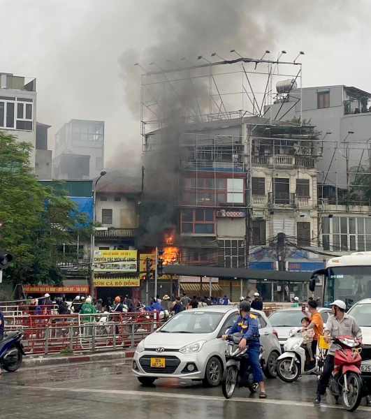 Dập tắt đám cháy tại cửa hàng quần áo trên phố Lê Duẩn -0
