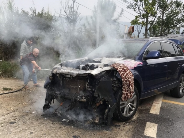 Xe Audi Q7 bốc cháy dữ dội khi lên đèo Mimosa -0