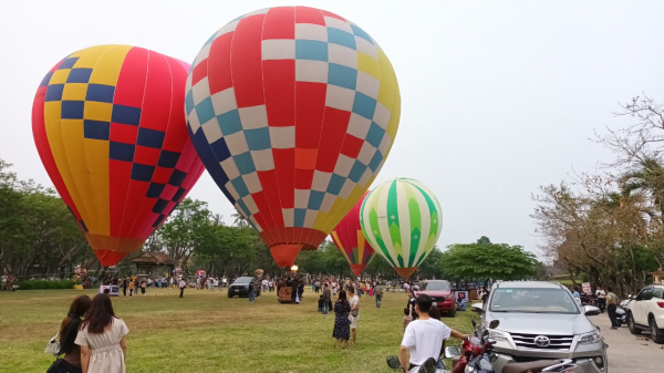 Du khách thích thú trải nghiệm bay khinh khí cầu ở xứ Huế -0