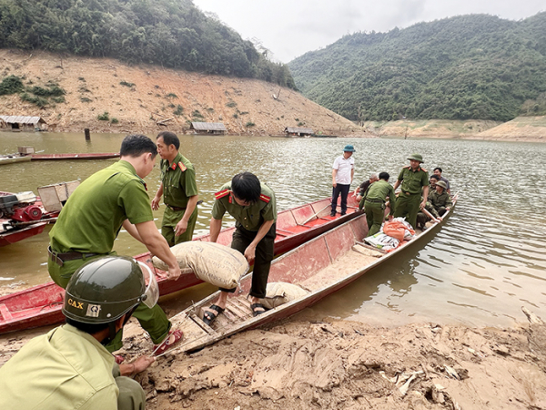 Công an vượt sông 