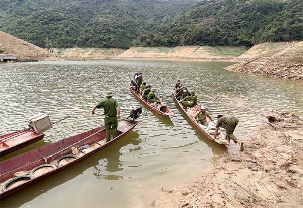 Công an vượt sông 