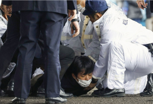 Giây phút vật thể lạ phát nổ gần Thủ tướng Nhật Bản, nghi phạm bị bắt giữ ngay lập tức -0