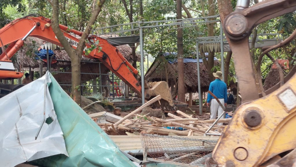 Đà Nẵng tháo dỡ 58 nhà hàng, quán nhậu xây dựng trái phép trên Sơn Trà -0