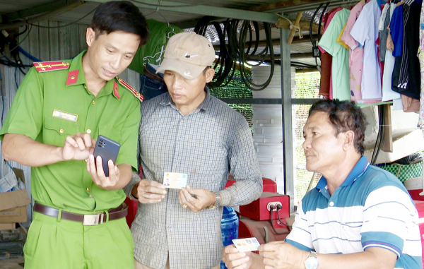 Đi từng bến, đến từng tàu để kích hoạt định danh điện tử cho ngư dân -0