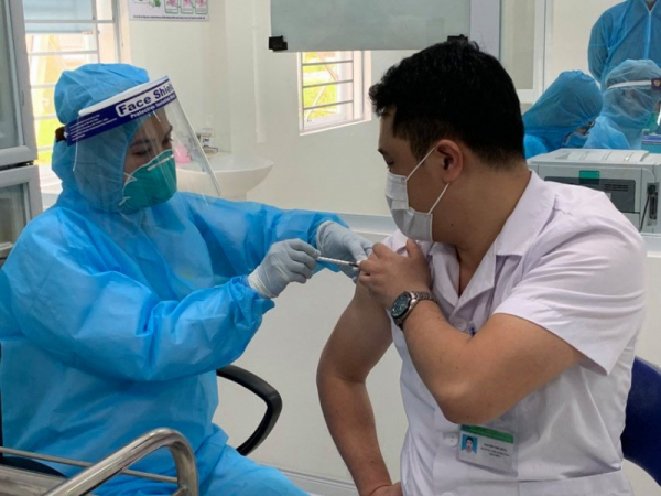Hà Nội phân bổ gần 18.000 liều vaccine AstraZeneca để tiêm cho người dân -0
