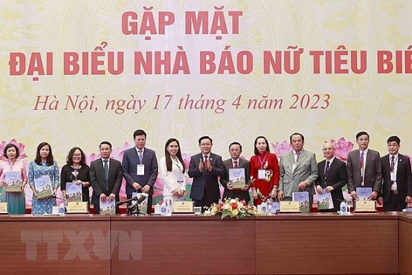 Nhà báo nữ Việt Nam là “những bông lau bằng thép” -0