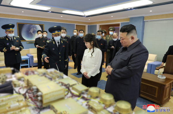 Con gái ông Kim Jong-un tháp tùng cha phát lệnh phóng vệ tinh do thám  -0