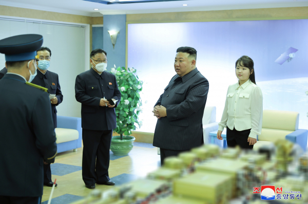Con gái ông Kim Jong-un tháp tùng cha phát lệnh phóng vệ tinh do thám  -1
