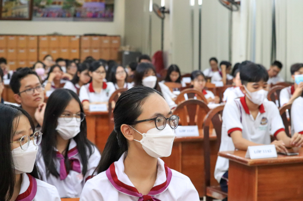 TP Hồ Chí Minh chỉ đạo các trường học đeo khẩu trang và khử khuẩn -0