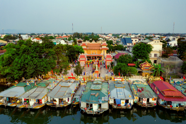 Lễ hội Điện Huệ Nam ở Thừa Thiên-Huế thu hút đông đảo du khách -1