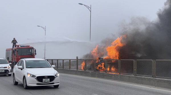Ô tô  cháy ngùn ngụt khi đang lưu thông trên cầu vượt -0