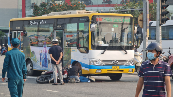 Xe máy va chạm với xe buýt chạy cùng chiều khiến một nạn nhân tử vong -0