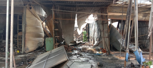 Cháy 16 ki ốt ở chợ Bình Thành, thiệt hại nhiều tỷ đồng -0