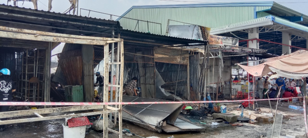 Cháy 16 ki ốt ở chợ Bình Thành, thiệt hại nhiều tỷ đồng -0