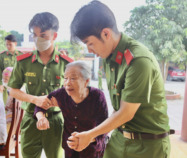 Học viện CSND khám bệnh, phát thuốc miễn phí và tặng quà cho bà con nhân dân huyện Nam Đàn -0