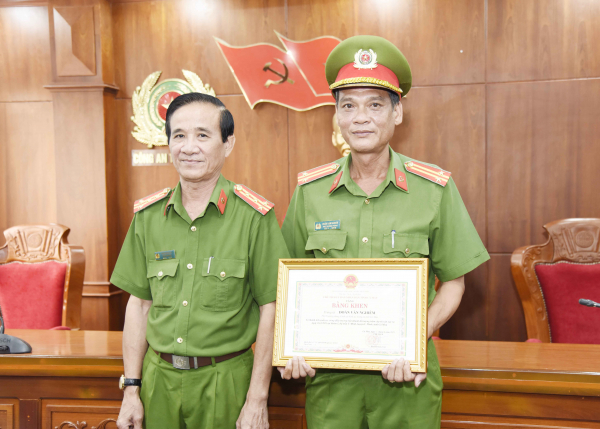 Khen thưởng cá nhân có thành tích phá vụ trộm vàng nhà Phó phòng TN&MT huyện U Minh -0