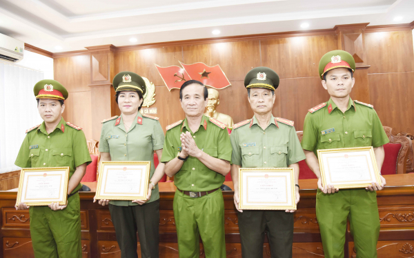 Khen thưởng cá nhân có thành tích phá vụ trộm vàng nhà Phó phòng TN&MT huyện U Minh -1