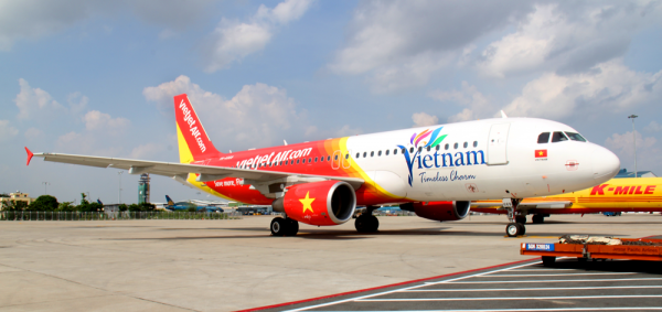 Máy bay Vietjet sơn biểu tượng du lịch ấn tượng đáp xuống sân bay Tân Sơn Nhất -0