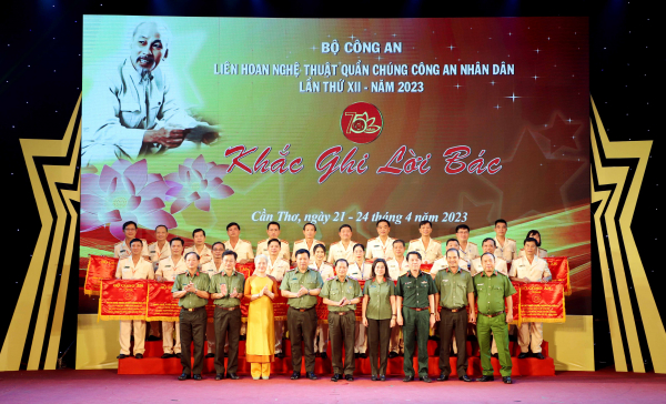 Bế mạc Liên hoan Nghệ thuật quần chúng CAND lần thứ XII - khu vực III -0