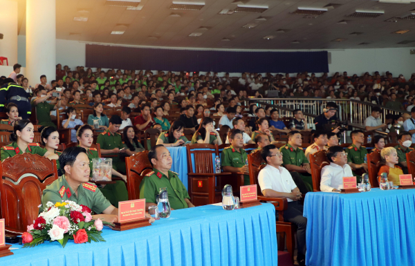 Bế mạc Liên hoan Nghệ thuật quần chúng CAND lần thứ XII - khu vực III -0