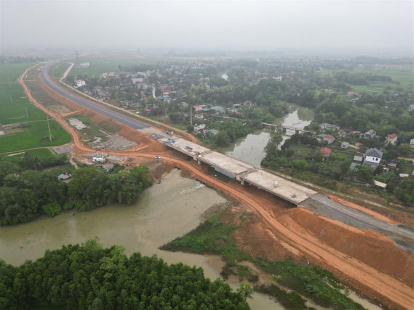 Dự án kè sông Yên nguy cơ chậm tiến độ vì dòng chảy bị bóp nghẹt -0