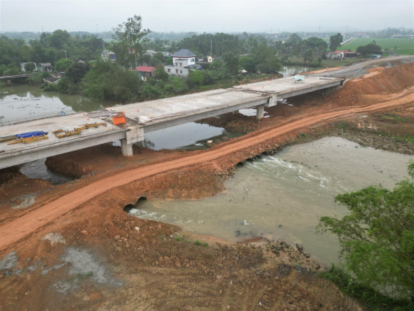 Dự án kè sông Yên nguy cơ chậm tiến độ vì dòng chảy bị bóp nghẹt -0