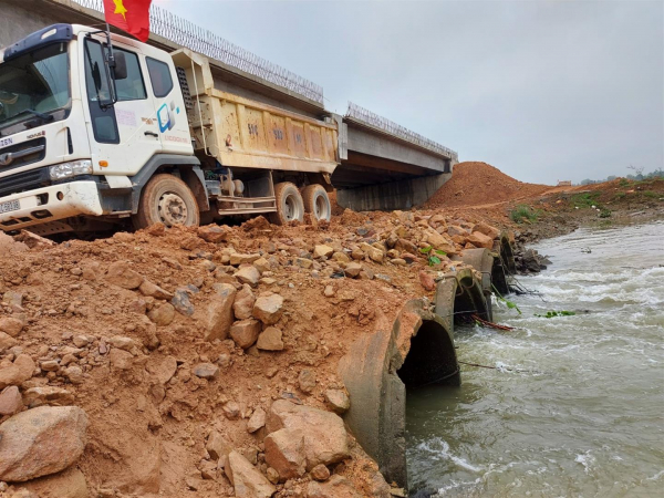 Dự án kè sông Yên nguy cơ chậm tiến độ vì dòng chảy bị bóp nghẹt -0