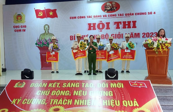 Sôi nổi hội thi “Bí thư Chi bộ giỏi” Cục Cảnh sát quản lý trại giam, cơ sở giáo dục bắt buộc, trường giáo dưỡng Ngày 24/4, tại Trường giáo dưỡng số 3 – Bộ Công an (thuộc xã Hòa Phú, huyện Hòa Vang, TP Đà Nẵng), Cục Cảnh sát quản lý trại giam, cơ sở giáo dục bắt buộc, trường giáo dưỡng tổ chức Hội thi Bí thư chi bộ giỏi năm 2023 – Cụm công tác Đảng và công tác quần chúng Số 4 tại khu vực miền Trung. Dự và động viên Hội thi có Thiếu tướng Nguyễn Việt Hùng, Phó Cục trưởng Cục Cảnh sát quản lý trại giam, cơ sở giáo dục bắt buộc, trường giáo dưỡng-  Bộ Công an.   Tham gia Hội thi có 12 Bí thư chi bộ đến từ 6 đơn vị trong cụm, các đội đã trải qua 4 phần gồm: Thi viết; tìm hiểu về công tác Đảng; xử lý tình huống và thuyết trình. Trong mỗi phần thi, các thí sinh đã lựa chọn hình thức thể hiện phong phú, đa dạng, hấp dẫn và sinh động.  Hội thi là đợt sinh hoạt chính trị sâu rộng trong cán bộ, Đảng viên nhằm bồi dưỡng, nâng cao kiến thức, kỹ năng nghiệp vụ về công tác Đảng và khả năng điều hành, xử lý tình huống trong thực tế; góp phần động viên, cổ vũ, tạo điều kiện để đội ngũ bí thư chi bộ, chi ủy viên và cấp ủy viên cơ sở giao lưu trao đổi học tập kinh nghiệm. Từ đó, nâng cao năng lực lãnh đạo, sức chiến đấu của các cấp ủy đảng, chi bộ trong thực hiện nhiệm vụ. Phát biểu tại Hội thi, Thiếu tướng Nguyễn Việt Hùng, Phó Cục trưởng Cục Cảnh sát quản lý trại giam, cơ sở giáo dục bắt buộc, trường giáo dưỡng-  Bộ Công an cho rằng: Chủ tịch Hồ Chí Minh thường nói “Chi Bộ là nền móng của Đảng, Chi Bộ tốt thì mọi mặt sẽ tốt”.  Hội thi lần này nhằm nâng cao kĩ năng bồi dưỡng nghiệp vụ Đảng, khả năng điều hành xử lý tình huống trong thực tế, giúp Bi thư Chi bộ hoàn thành nhiệm vụ được giao. Hội thi cũng là dịp để các đồng chí Bí thư Chi bộ, cấp ủy viên có điều kiện trau dồi kiến thức, kinh nghiệm, nâng cao năng lực lãnh đạo, kỹ năng, nghiệp vụ công tác Đảng; đồng thời cũng là dịp cán bộ, đảng viên, đoàn viên, hội viên của Cục Cảnh sát quản lý trại giam, cơ sở giáo dục bắt buộc, trường giáo dưỡng hiểu hơn, nhận thức sâu sắc hơn về Đảng và công tác xây dựng Đảng để rèn luyện, phấn đấu vươn lên... Kết quả Hội thi, giải nhất toàn đoàn thuộc về trại giam Xuân Hà; nhì trại giam Bình Điền, ba trại giam Nghĩa An, khuyến khích có 3 đơn vị Trường giáo dưỡng số 3, trại giam Đồng Sơn, trại giam An Điềm. Về cá nhân, giải nhất thiếu tá Nguyễn Thị Thương trại giam Xuân Hà; 2 giải nhì đại úy Võ Văn Hùng trường Giáo dưỡng số 3 và Thiếu tá Lê Đình Hoàn trại giam Xuân Hà; 3 giải 3 gồm Thiếu tá Trương Như Ngọc trại giam Nghĩa An, thiếu tá Nguyễn Văn Tú, trại giam Bình Điền và Đại úy Nguyễn Văn An, trại giam Bình Điền. -3