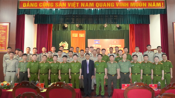 Nâng cao nghiệp vụ công tác huấn luyện, sử dụng chó nghiệp vụ cho học viên Campuchia -0