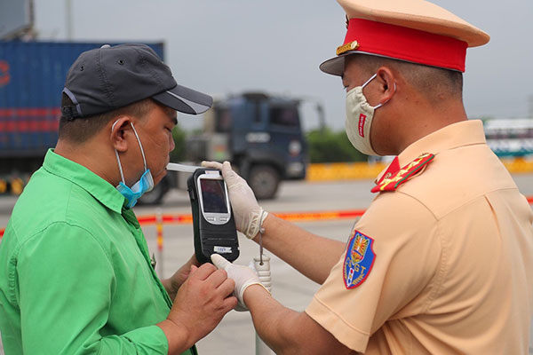 Dùng Flycam “quét” ùn tắc giao thông tại các cửa ngõ ra vào Thủ đô trong dịp nghỉ lễ 30/4 -0