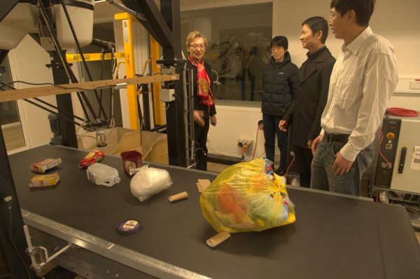 Dùng robot giải quyết khủng hoảng rác thải nhựa -0