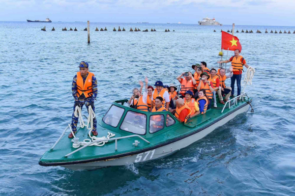 Overseas Vietnamese delegation visits Truong Sa island district and DK1 platform -0