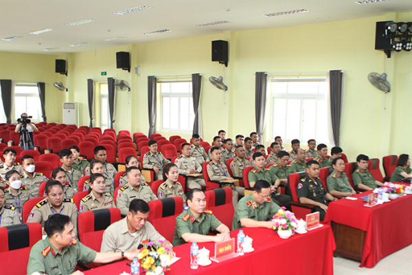 Training course on security guard opened for Cambodian police officers -0
