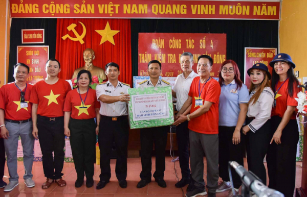 Overseas Vietnamese delegation visits Truong Sa island district and DK1 platform -2