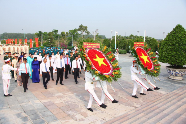 TP Hồ Chí Minh dâng hoa, dâng hương tưởng niệm các anh hùng liệt sĩ -0