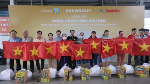 National flags presented to Khanh Hoa fishermen -0