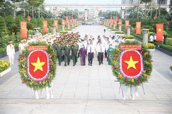 HCM City leaders pay tribute to martyrs ahead of National Reunification Day -0