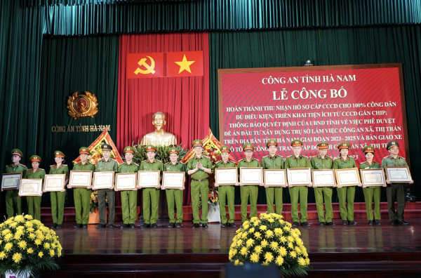 Công bố Công an tỉnh Hà Nam là tỉnh đầu tiên trong cả nước hoàn thành cấp CCCD cho công dân -0