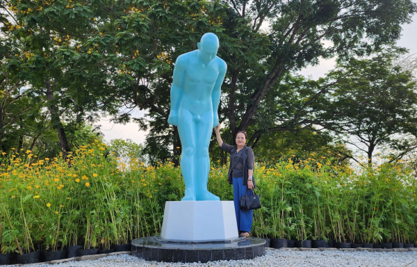 Tượng “Người đàn ông cúi chào” do Hàn Quốc trao tặng trưng bày tại Huế -0