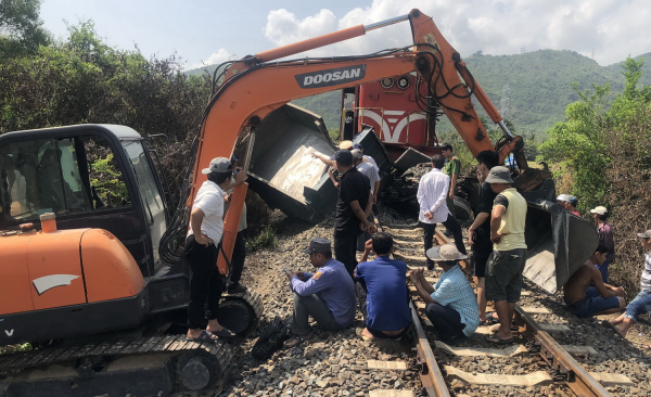 Tàu lửa tông ô tô tải chở đá băng qua đường sắt, lái xe tử nạn -0