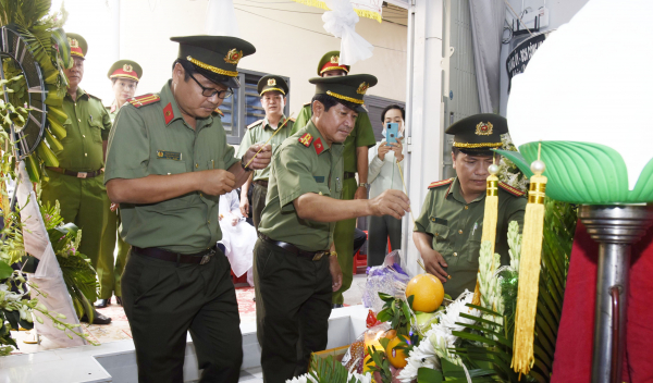 Thành lập các đoàn đến viếng, chia buồn với gia đình Thiếu tá Nguyễn Chí Nguyện  -0