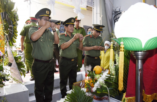 Thành lập các đoàn đến viếng, chia buồn với gia đình Thiếu tá Nguyễn Chí Nguyện  -1