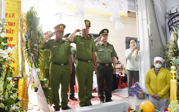 Thành lập các đoàn đến viếng, chia buồn với gia đình Thiếu tá Nguyễn Chí Nguyện  -2