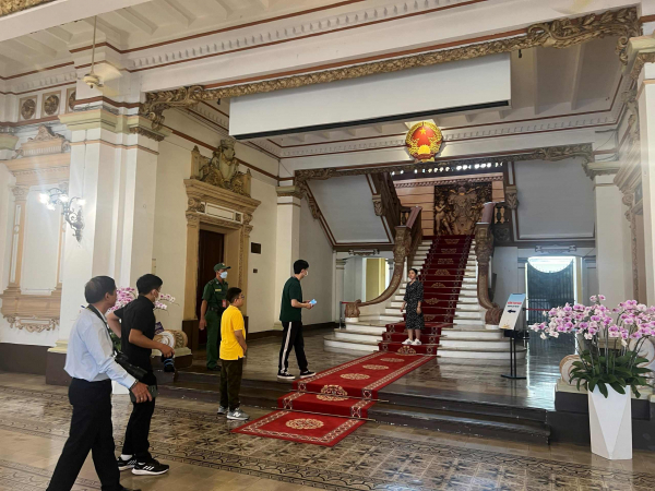 Du khách bắt đầu tham quan trụ sở HĐND và UBND TP Hồ Chí Minh -0