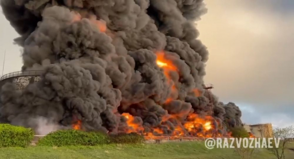 Trúng UAV, kho dầu khổng lồ ở Crimea cháy dữ dội -0