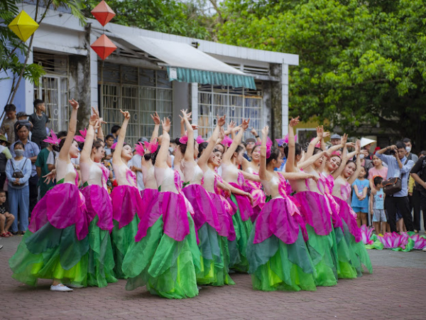 Sôi động lễ hội đường phố tại Festival Nghề truyền thống Huế -0