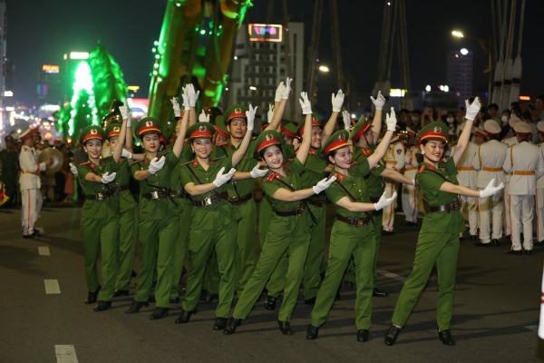 Hàng nghìn người dân và du khách thành phố bên sông Hàn mãn nhãn với màn biểu diễn của Đoàn Nghi lễ CAND -0