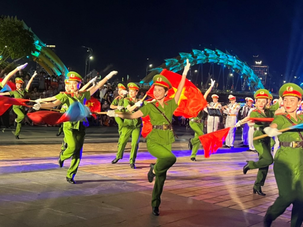Hàng nghìn người dân và du khách thành phố bên sông Hàn mãn nhãn với màn biểu diễn của Đoàn Nghi lễ CAND -5