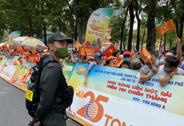 Lực lượng Công an TP Hồ Chí Minh mướt mồ hôi dưới nắng nóng bảo vệ lễ 30/4 -0